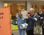 Hartz IV Betroffene protestieren gegen Niedriglohn