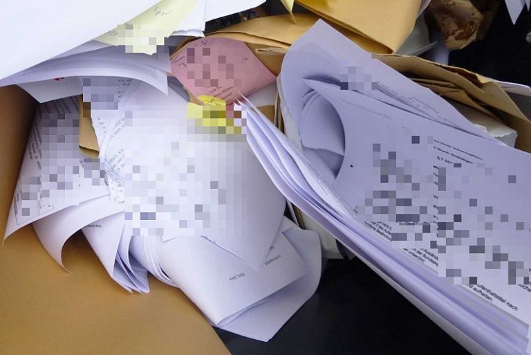 Papiermüll vor dem Jobcenter