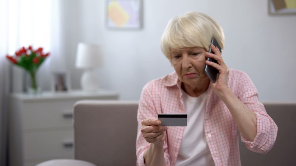 Frau mit Bankkarte
