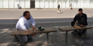 Bürgermeister entfernt persönlich Anti-Obdachlosen-Bänke