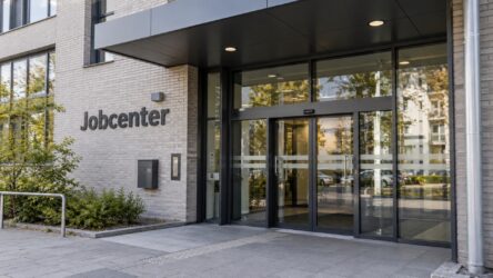 Beitragsbild von: Bürgergeld: Weil die Möbel geliehen sind, lehnt das Jobcenter die Erstausstattung aus